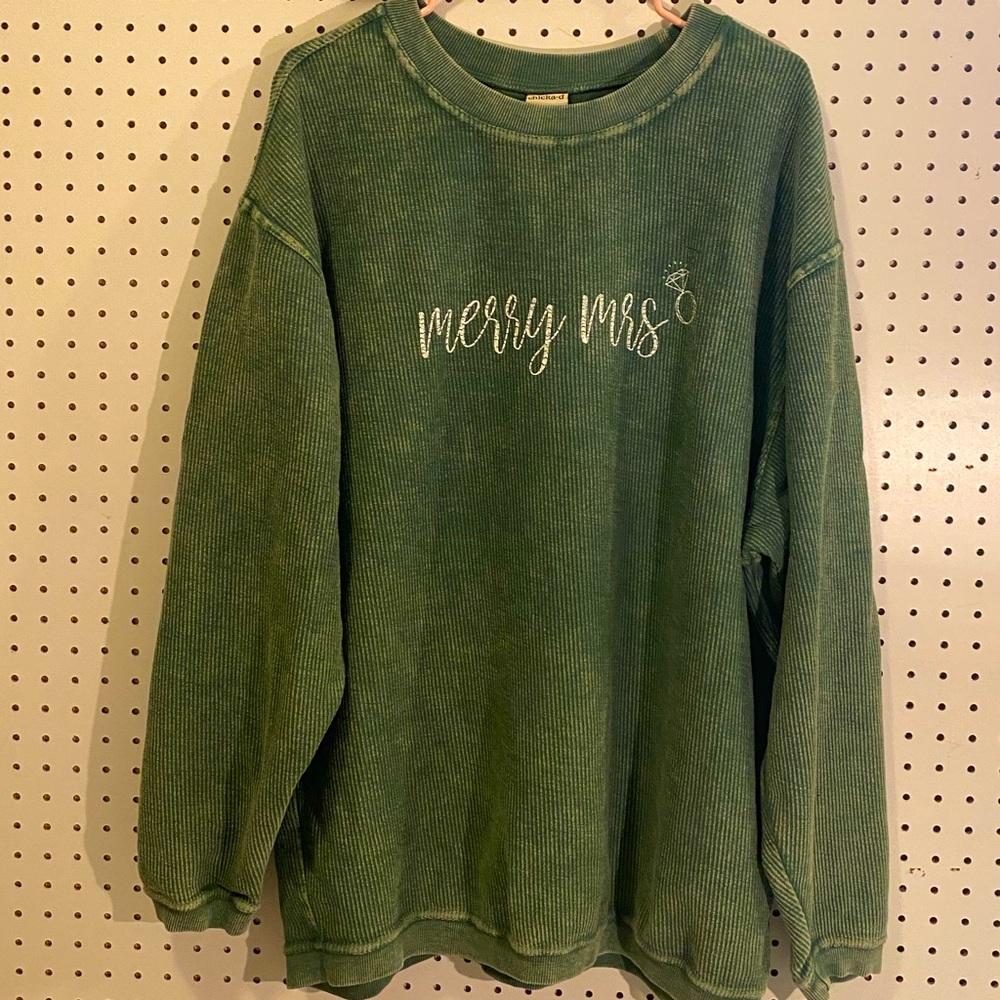 “Merry Mrs.” hunter green oversized ladies sweatshirts for the bride to be! XL